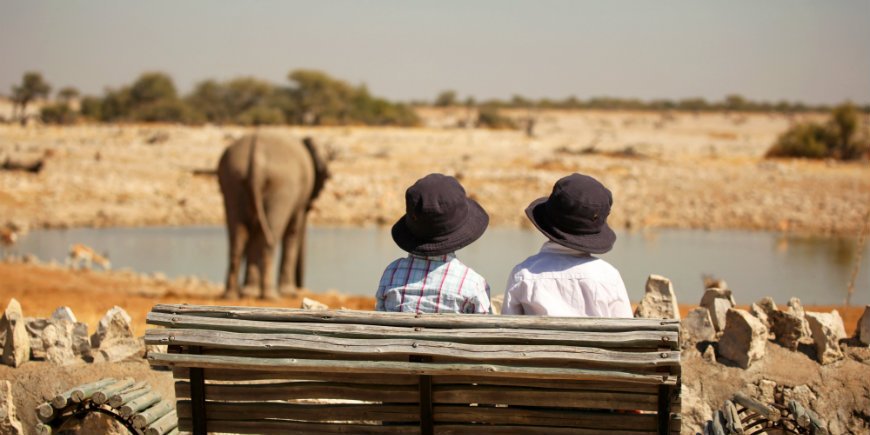 pojkar ved vattenhaal i Namibia