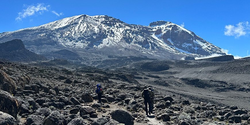 En grupp klättrar upp för Kilimanjaro