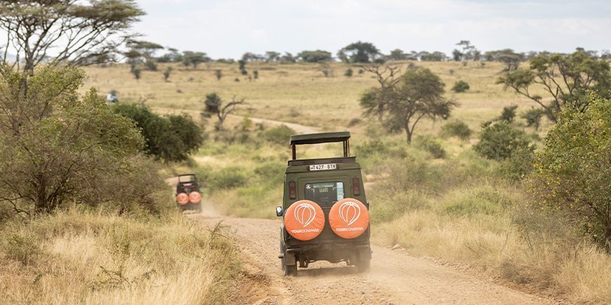 TourCompass safari-jeep kör på gruset i Tanzania